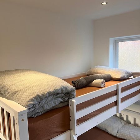 1 Bedroom & Bathroom Dorney Exteriör bild
