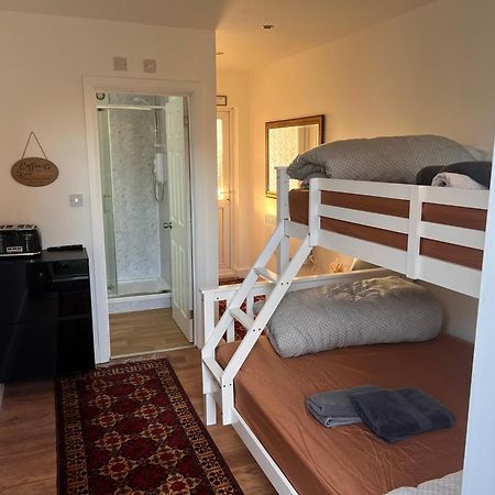 1 Bedroom & Bathroom Dorney Exteriör bild
