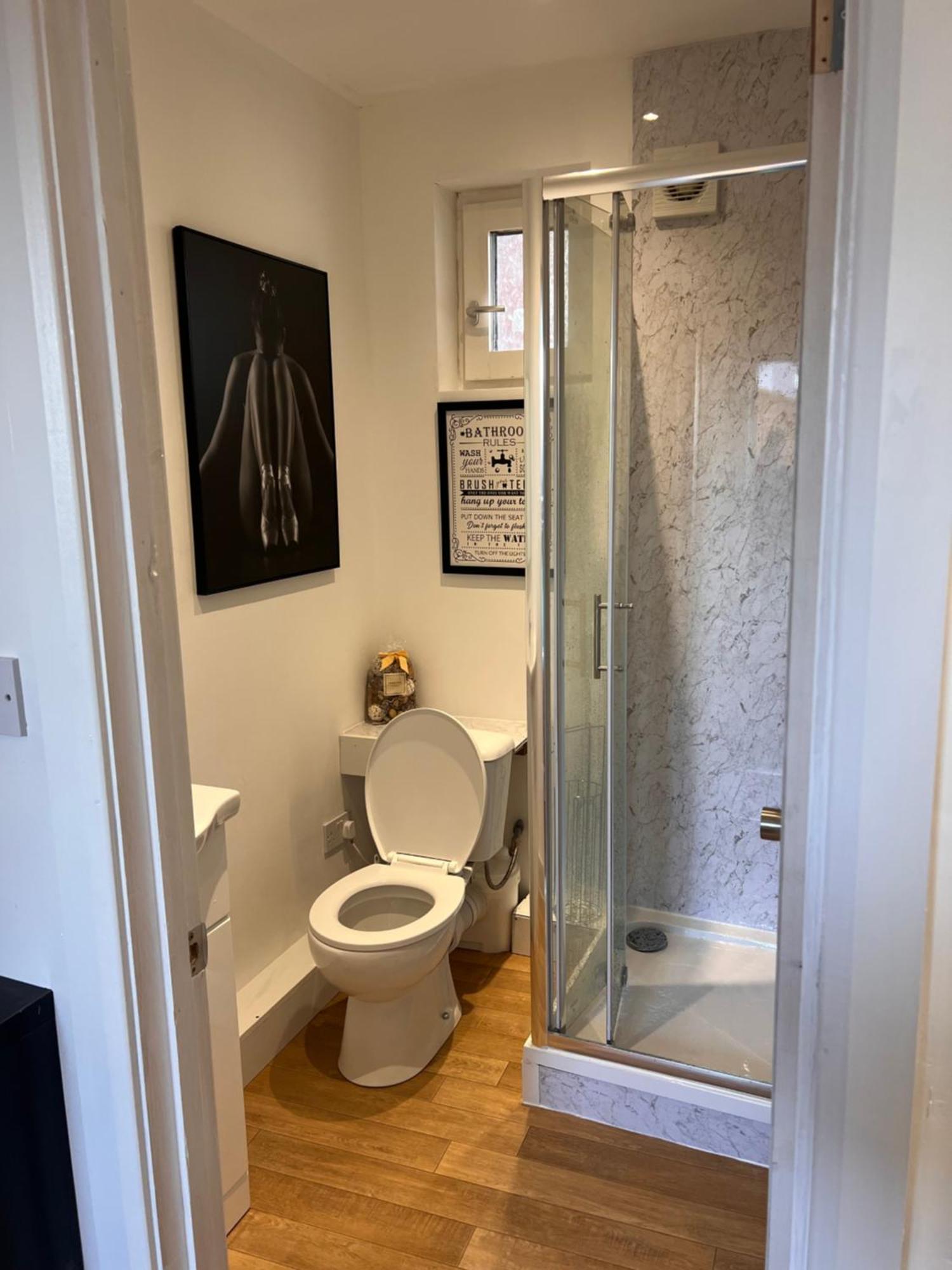 1 Bedroom & Bathroom Dorney Exteriör bild