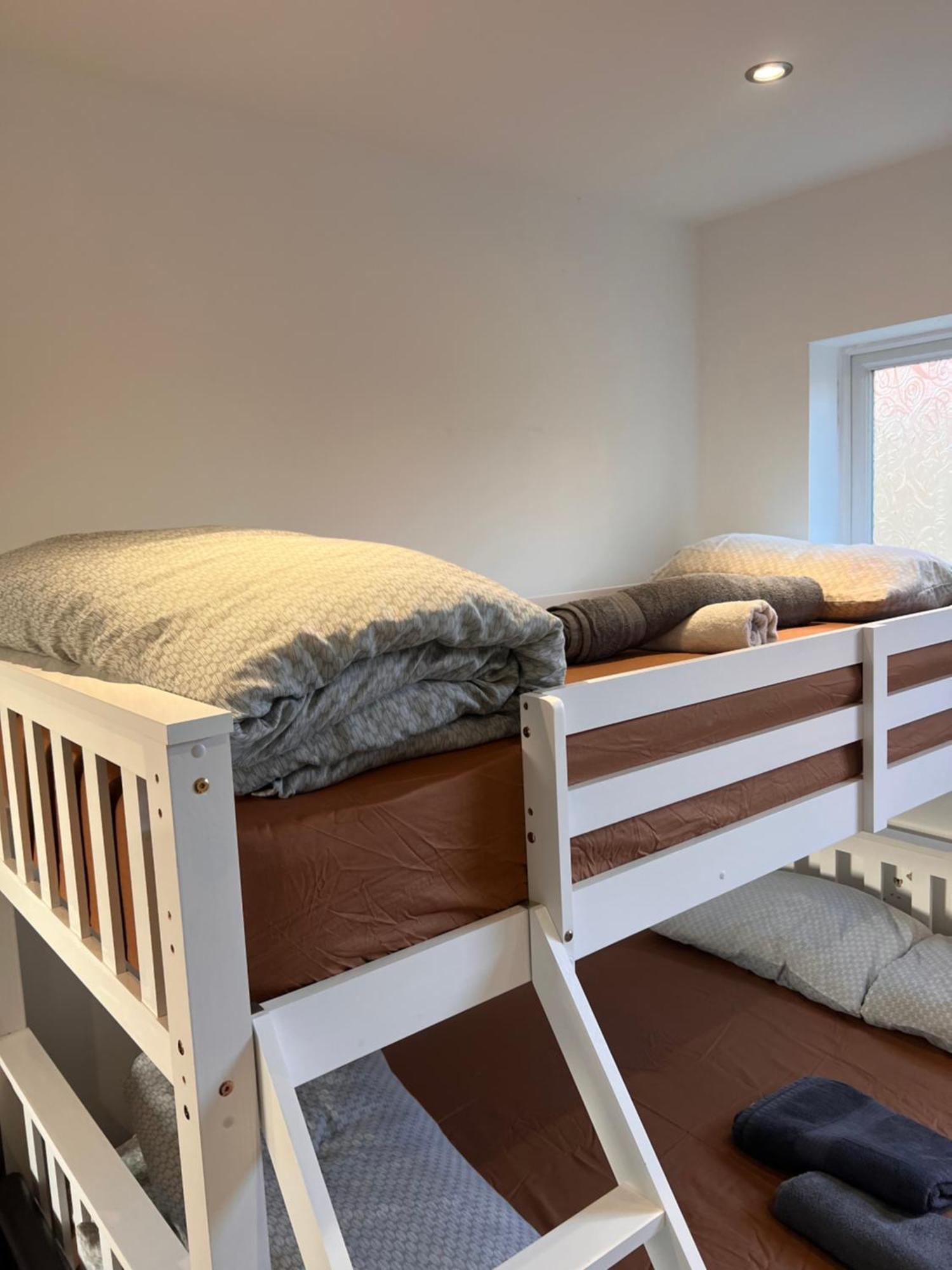 1 Bedroom & Bathroom Dorney Exteriör bild