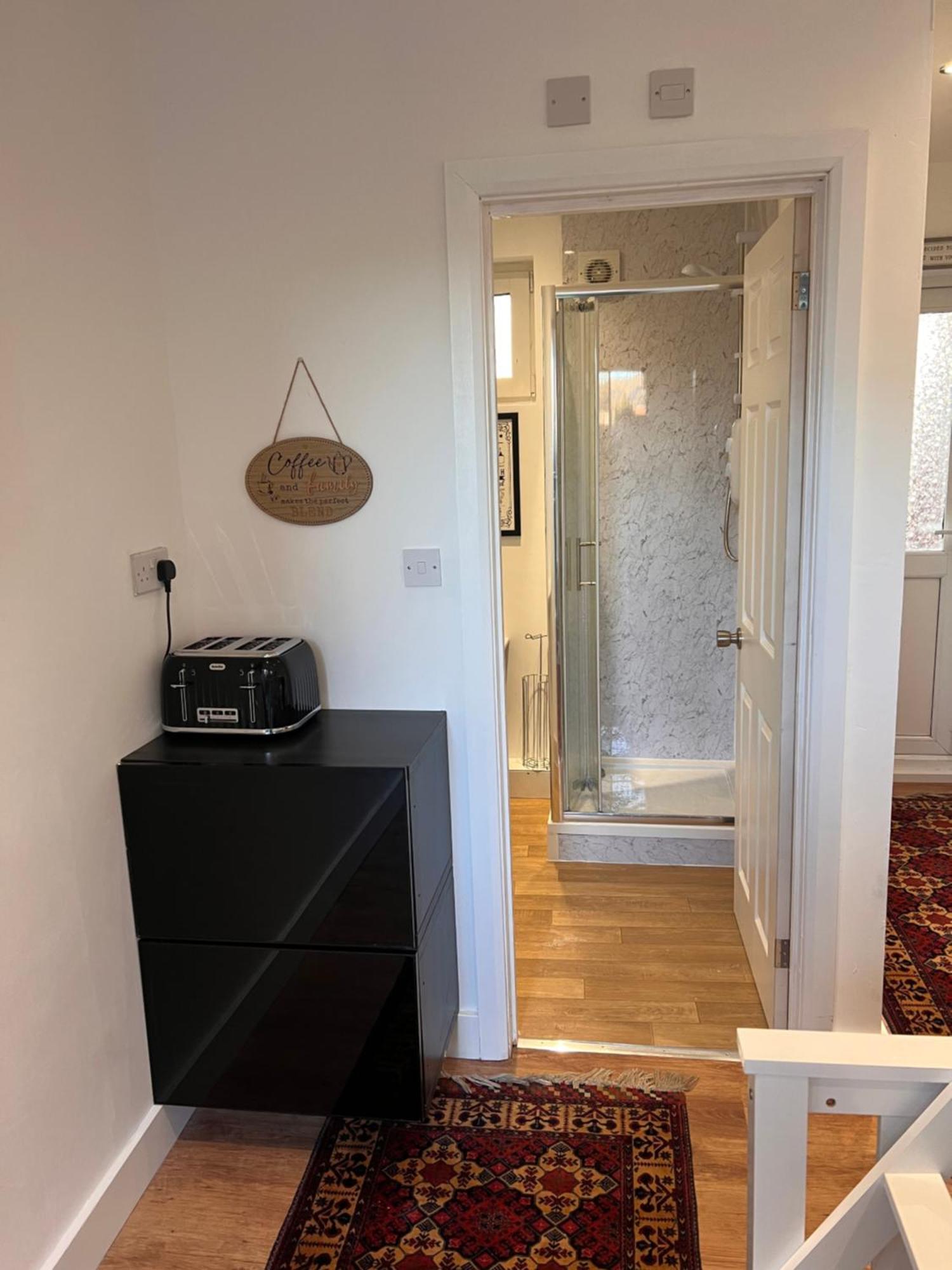 1 Bedroom & Bathroom Dorney Exteriör bild